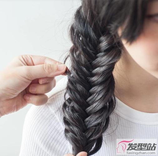 鱼骨辫怎么编