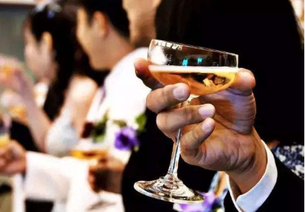 拉肚子能喝酒不
